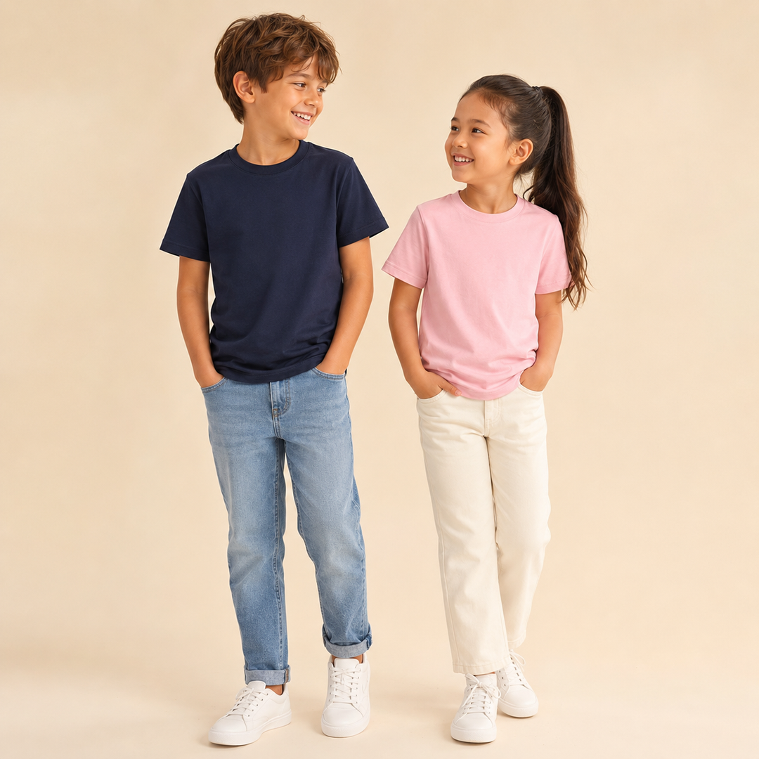 Zwei Kinder tragen das Sitztgut Kinder T-Shirt aus Bio-Baumwolle