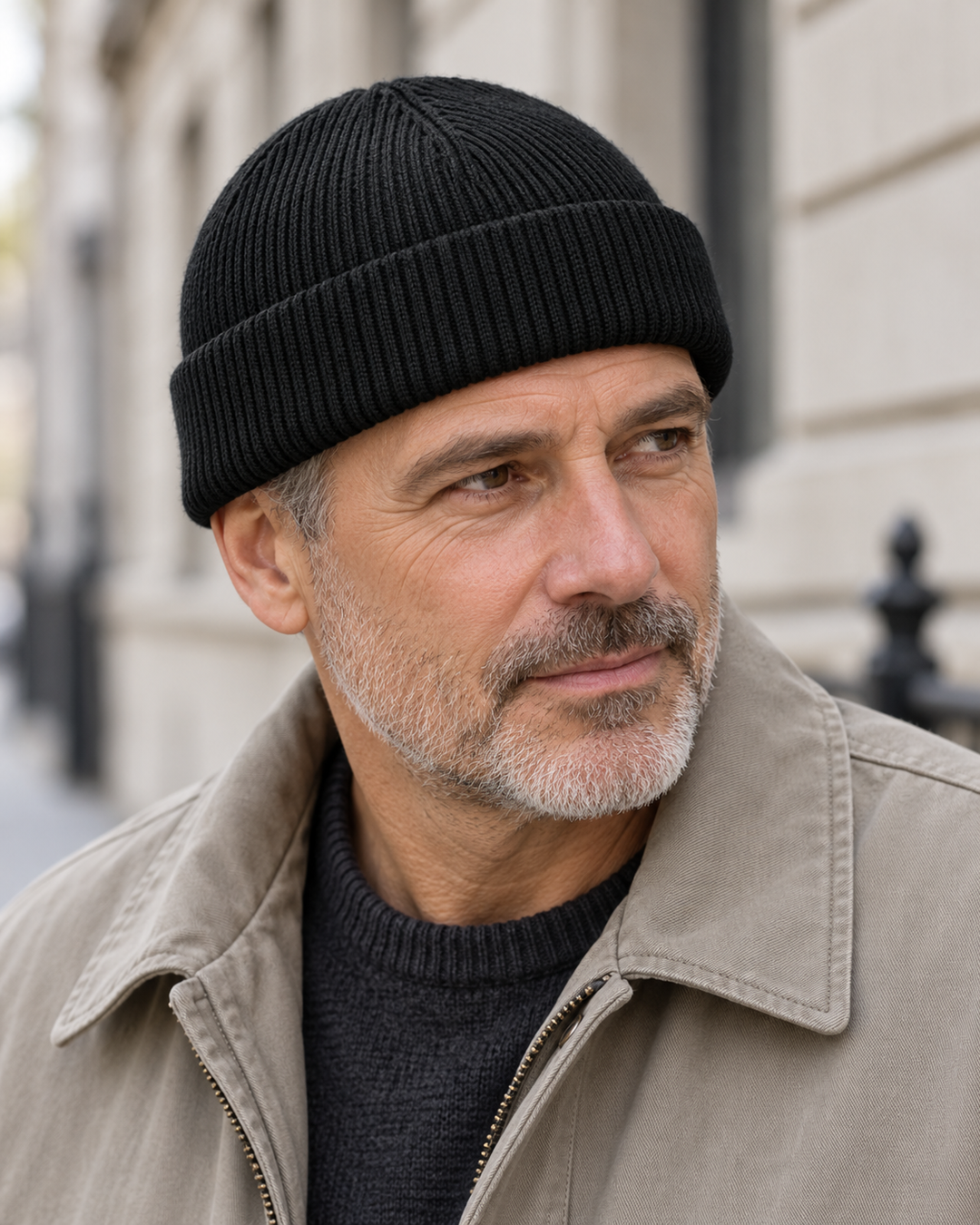 Sitztgut Unisex-Rippstrick-Beanie mit Umschlag – Schwarz – Alltagsansicht