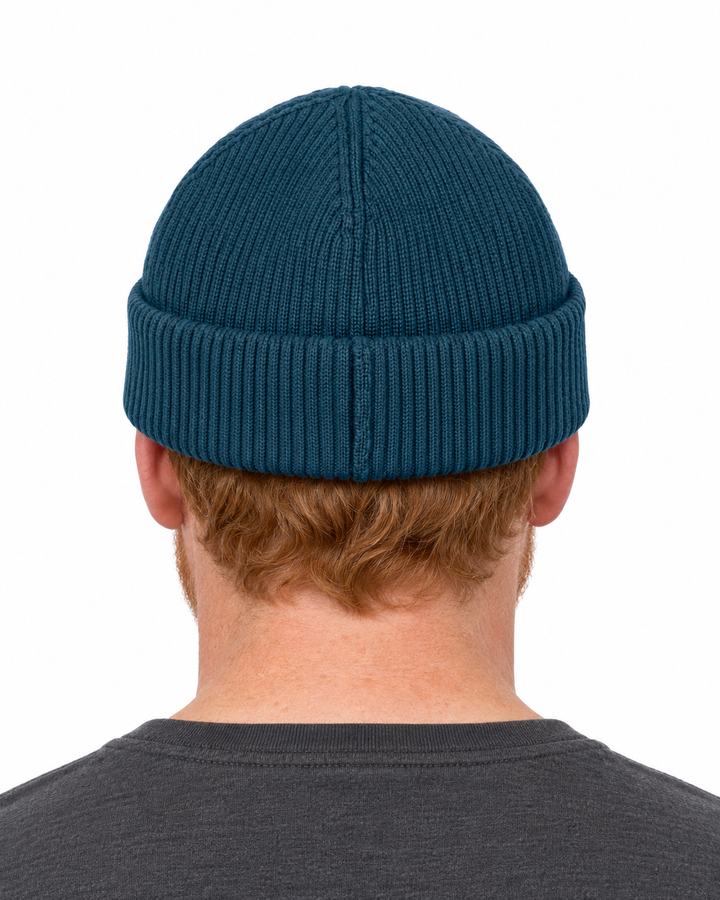 Sitztgut Unisex-Rippstrick-Beanie mit Umschlag – Dunkelpetrol – Rückenansicht