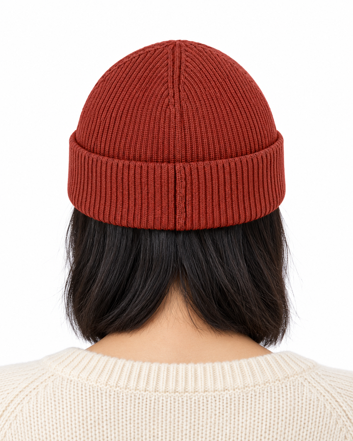 Sitztgut Unisex-Rippstrick-Beanie mit Umschlag – Erdrot – Rückenansicht