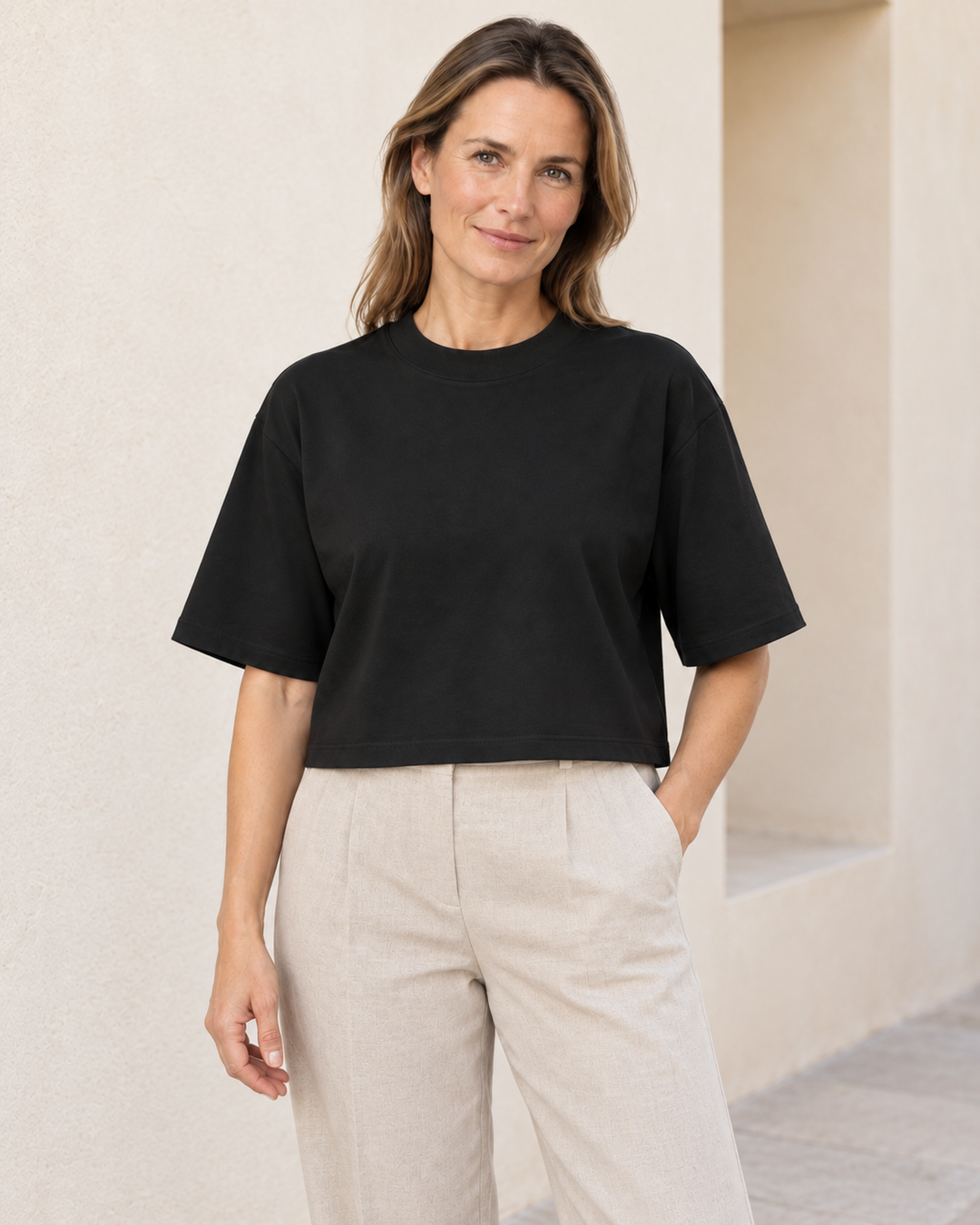 Sitztgut Damen Cropped T-Shirt Raya in Schwarz am Model