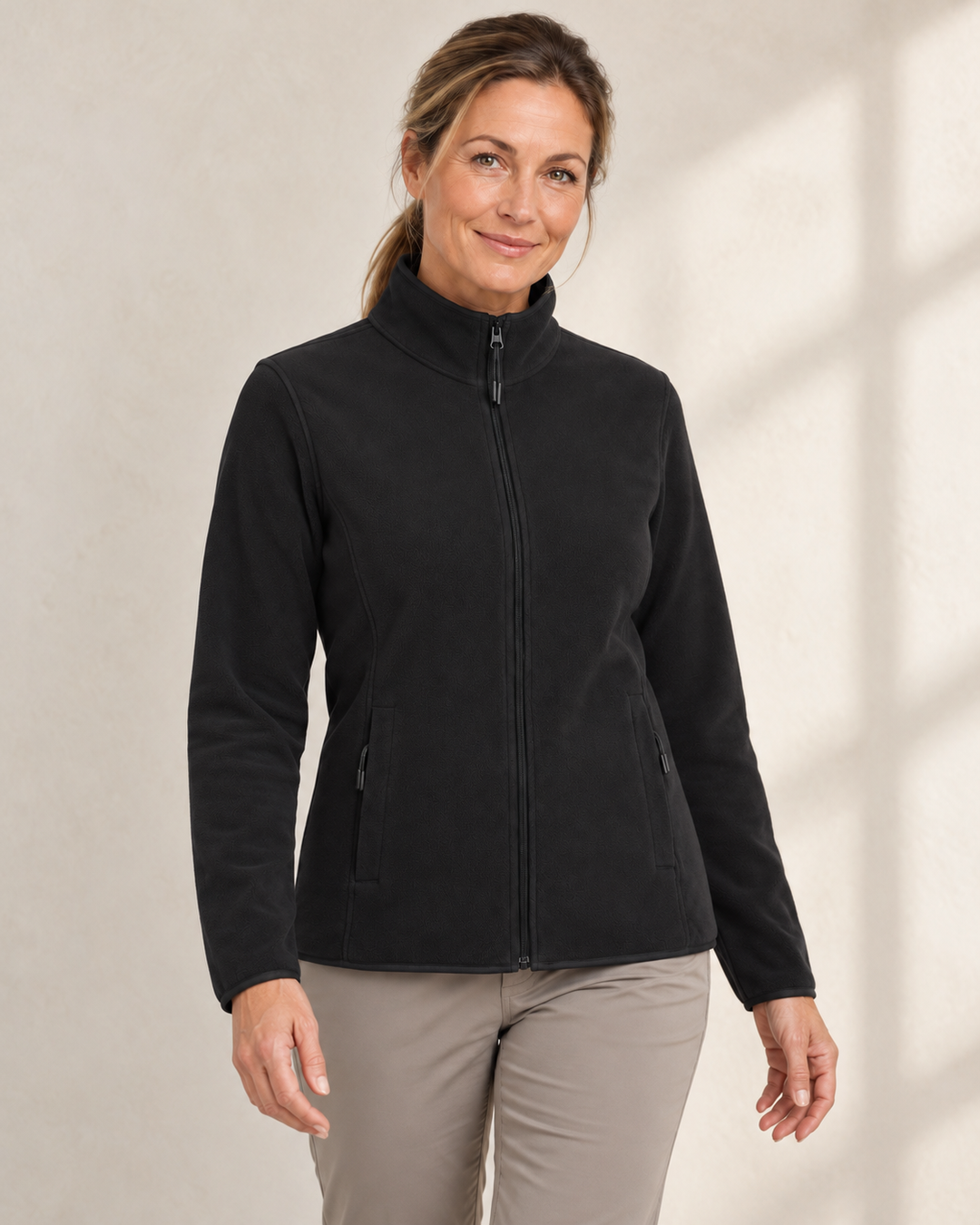 Sitztgut Fleecejacke für Damen, tailliert, mit Stehkragen in Schwarz am Model