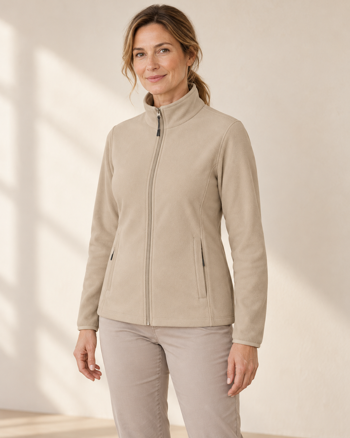 Sitztgut Fleecejacke für Damen, tailliert, mit Stehkragen in Beige am Model