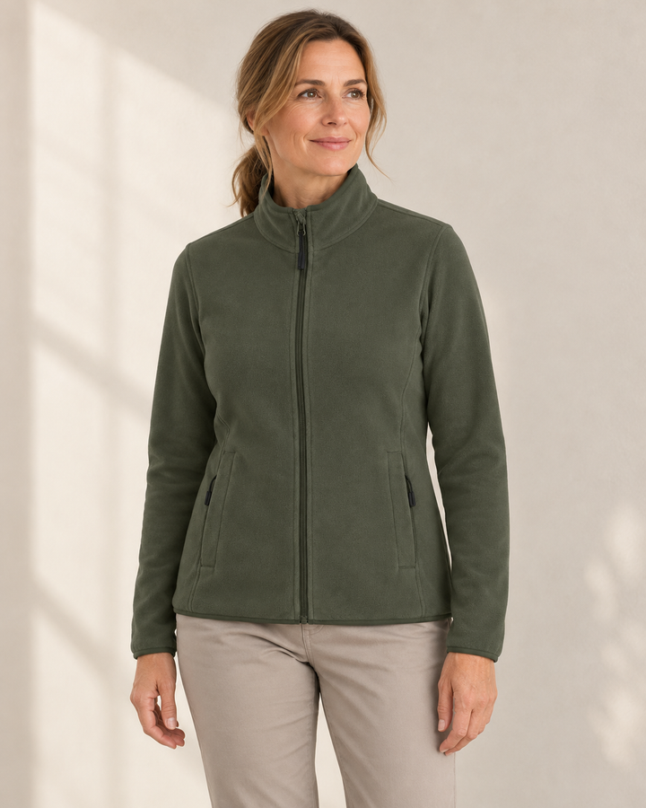 Sitztgut Fleecejacke für Damen, tailliert, mit Stehkragen in Khaki am Model