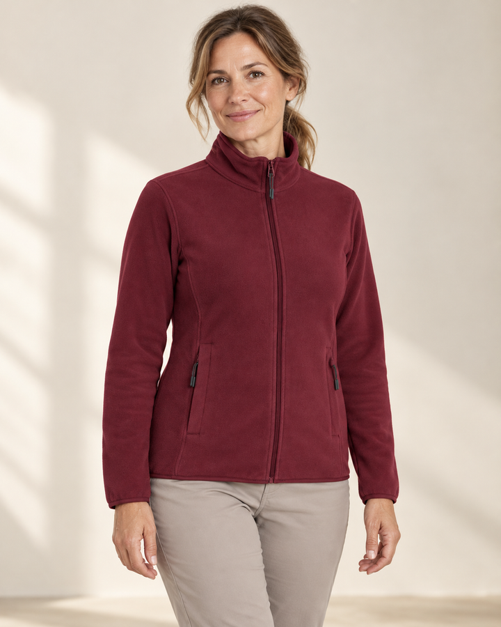 Sitztgut Fleecejacke für Damen, tailliert, mit Stehkragen in Burgunderrot am Model