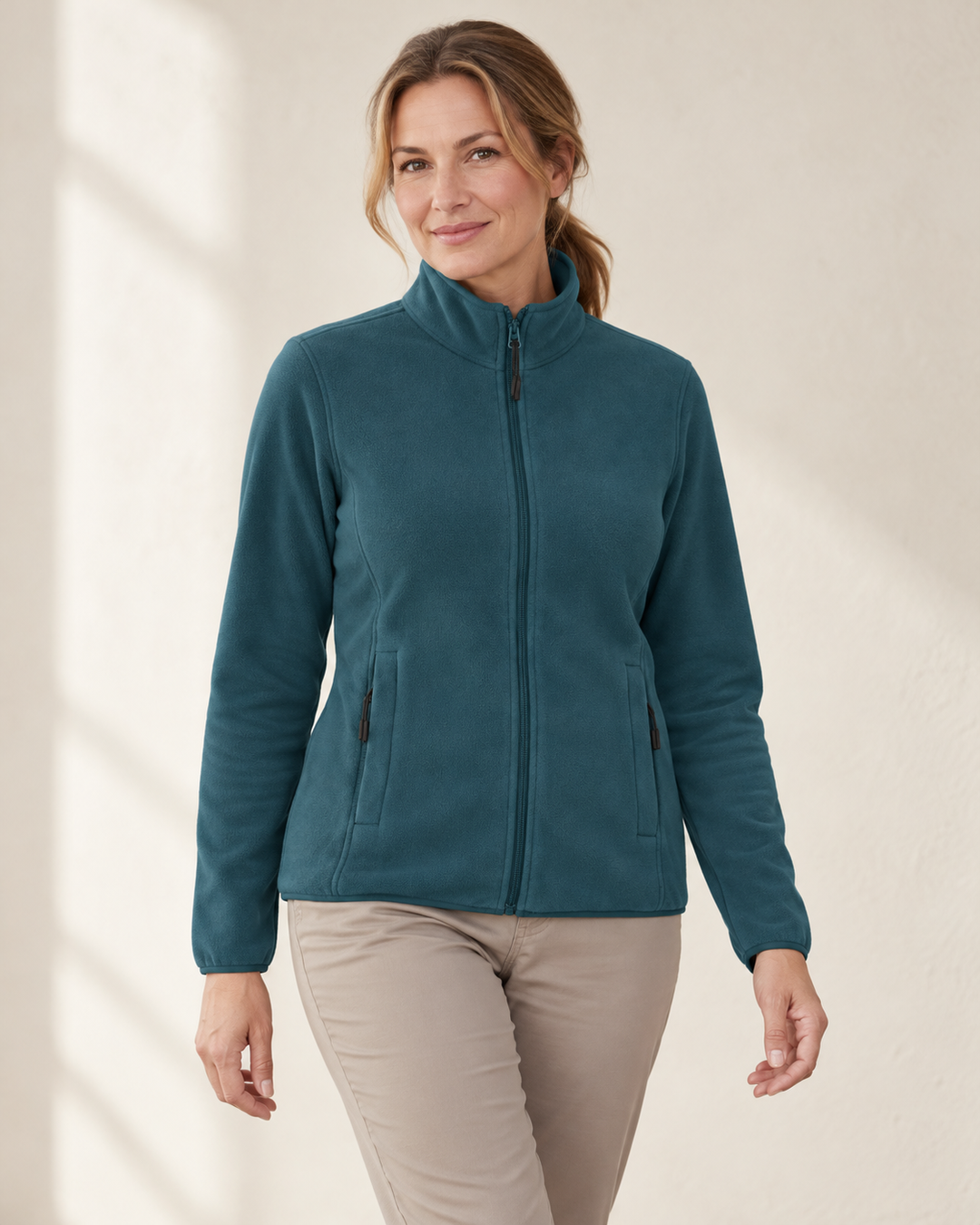 Sitztgut Fleecejacke für Damen, tailliert, mit Stehkragen in Petrol am Model