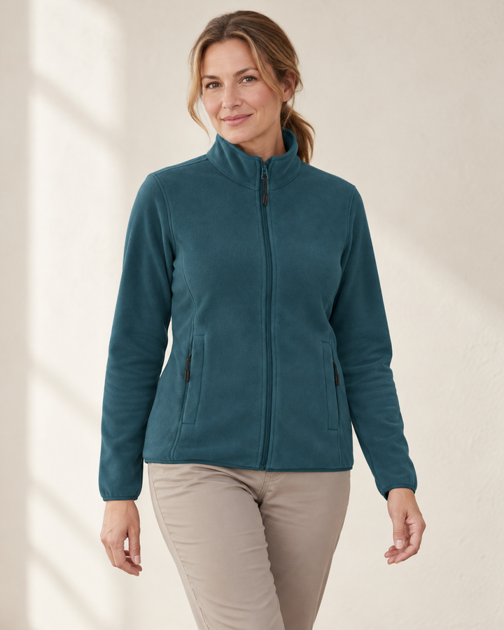 Sitztgut Fleecejacke für Damen, tailliert, mit Stehkragen in Petrol am Model