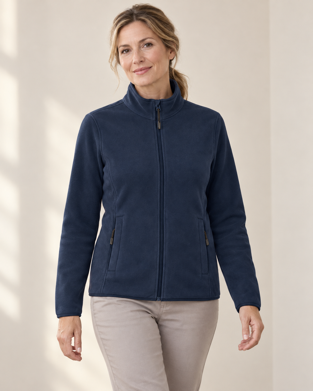 Sitztgut Fleecejacke für Damen, tailliert, mit Stehkragen in Marine am Model