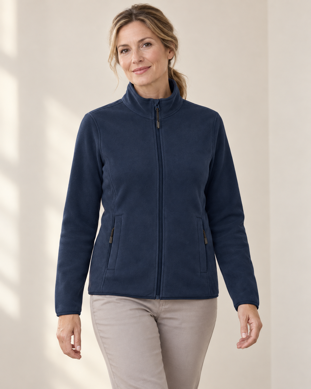 Sitztgut Fleecejacke für Damen, tailliert, mit Stehkragen in Marine am Model