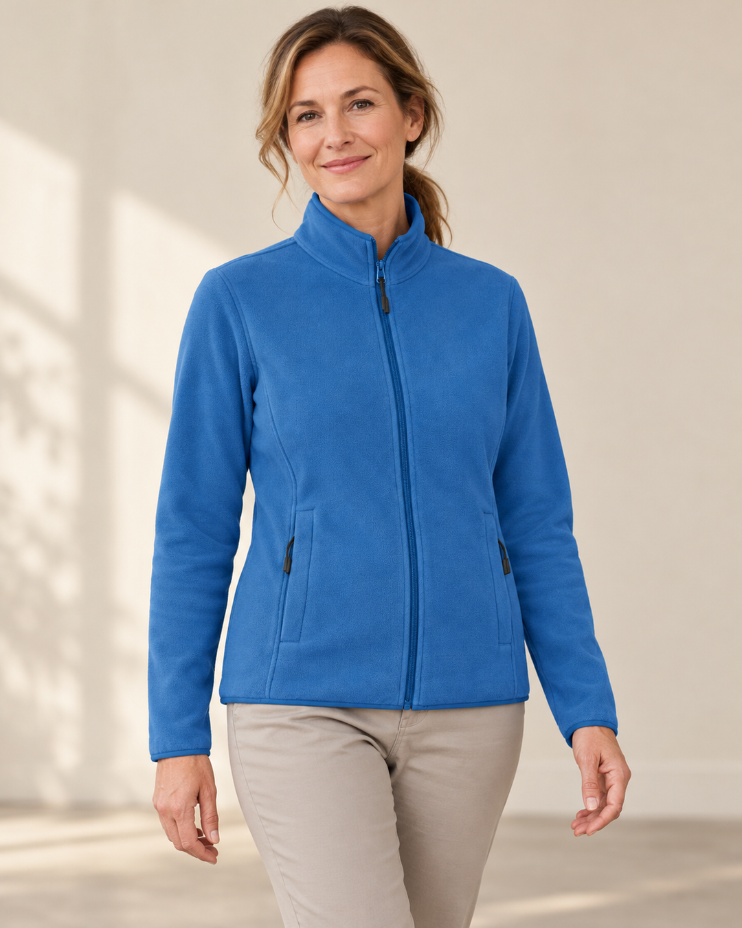 Sitztgut Fleecejacke für Damen, tailliert, mit Stehkragen in Blau am Model