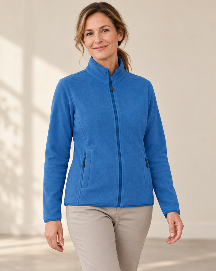 Sitztgut Fleecejacke für Damen, tailliert, mit Stehkragen in Blau am Model