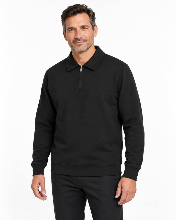 Sitztgut Polokragenpullover Unisex aus Sweatstoff mit kurzem Reißverschluss in Schwarz am Model