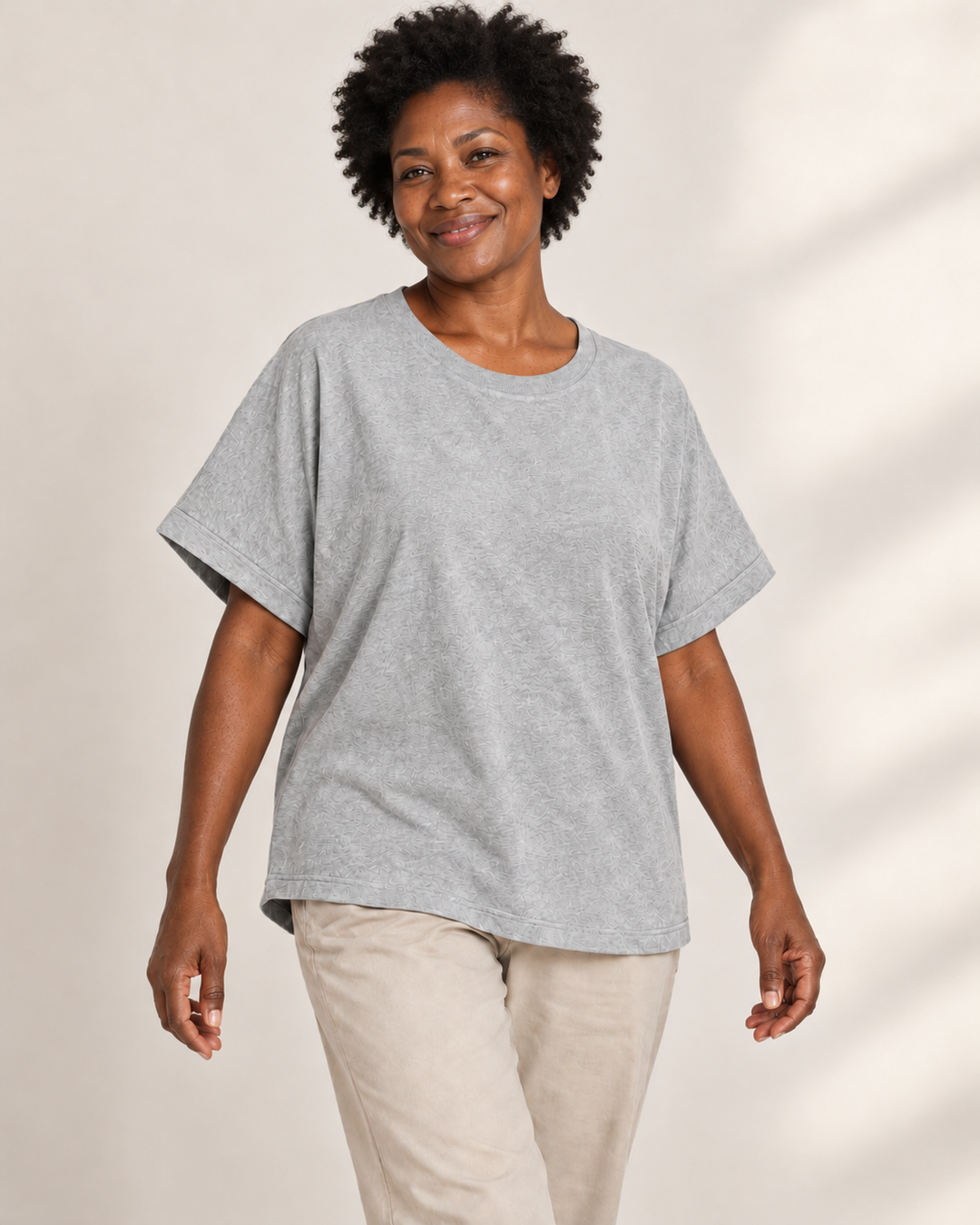 Sitztgut Damen Oversize T-Shirt in Grau meliert am Model