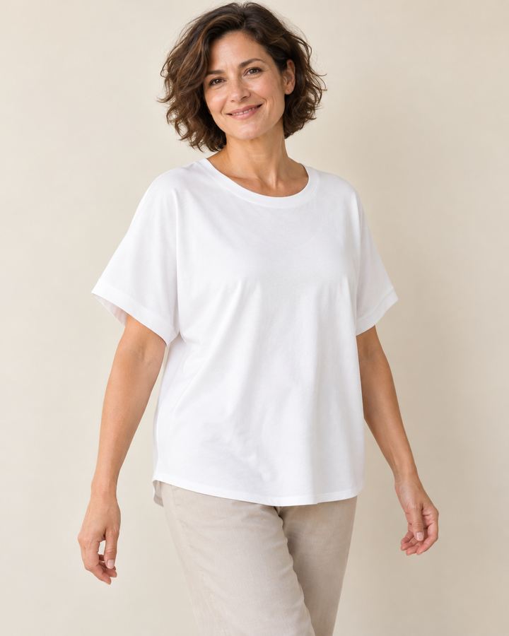 Sitztgut T-Shirt für Damen, Oversize mit Fledermausärmeln in Weiß am Model