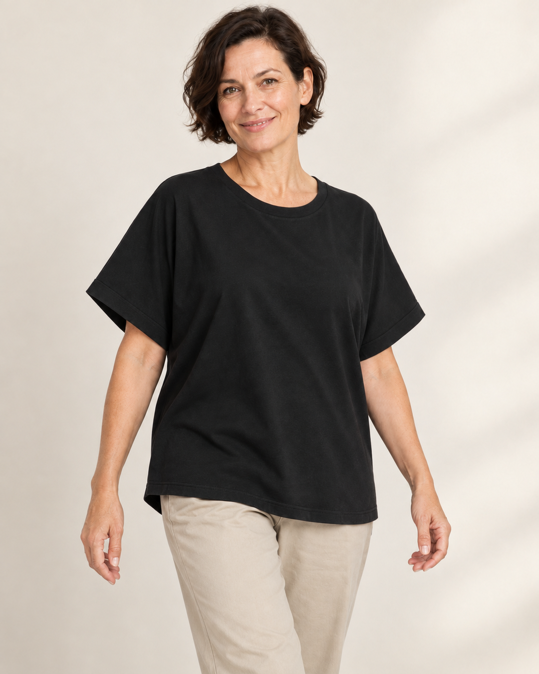Sitztgut T-Shirt für Damen, Oversize mit Fledermausärmeln in Schwarz am Model