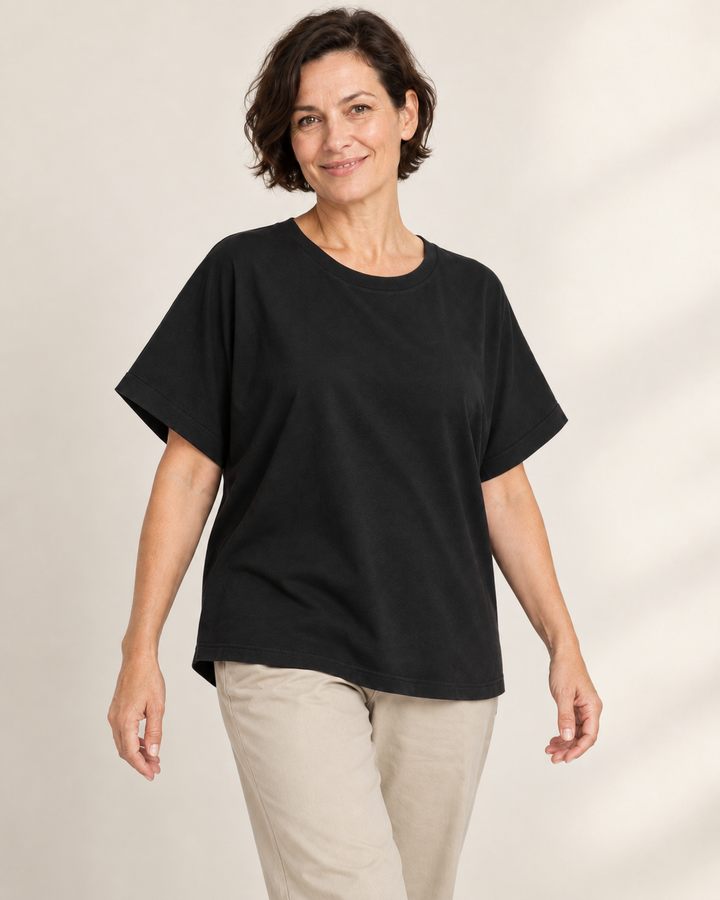 Sitztgut T-Shirt für Damen, Oversize mit Fledermausärmeln in Schwarz am Model