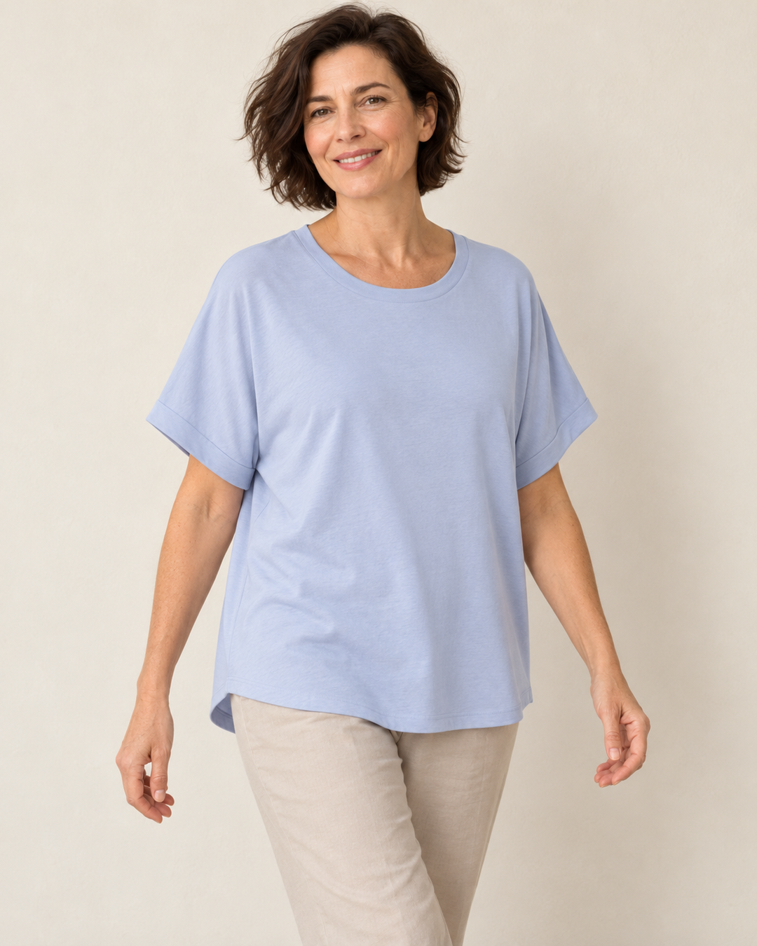 Sitztgut T-Shirt für Damen, Oversize mit Fledermausärmeln in Hellblau am Model