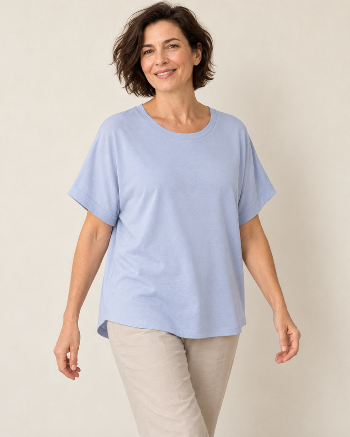 Sitztgut T-Shirt für Damen, Oversize mit Fledermausärmeln in Hellblau am Model