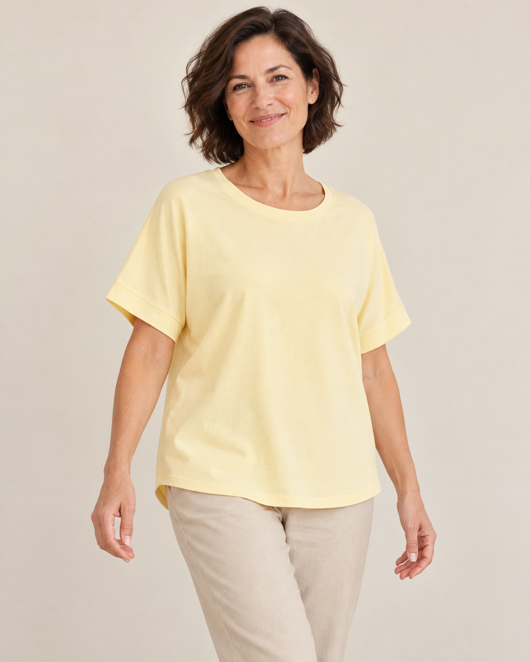 Sitztgut T-Shirt für Damen, Oversize mit Fledermausärmeln in Hellgelb am Model
