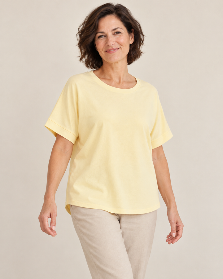 Sitztgut T-Shirt für Damen, Oversize mit Fledermausärmeln in Hellgelb am Model