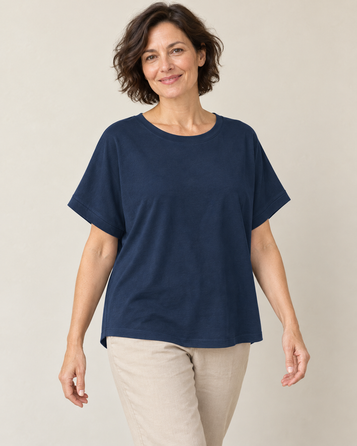Sitztgut T-Shirt für Damen, Oversize mit Fledermausärmeln in Marine am Model