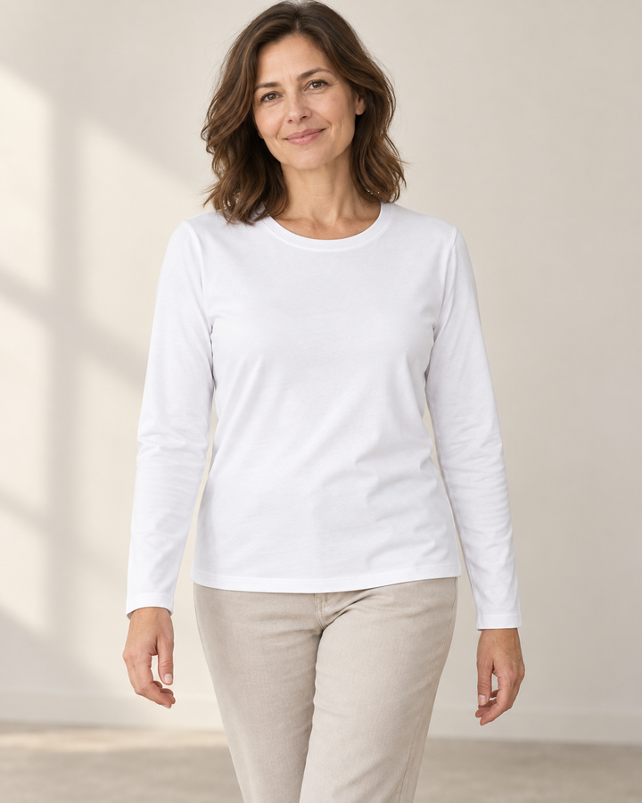 Sitztgut Longsleeve für Damen aus Bio-Baumwolle mit Rundhals in Weiß am Model