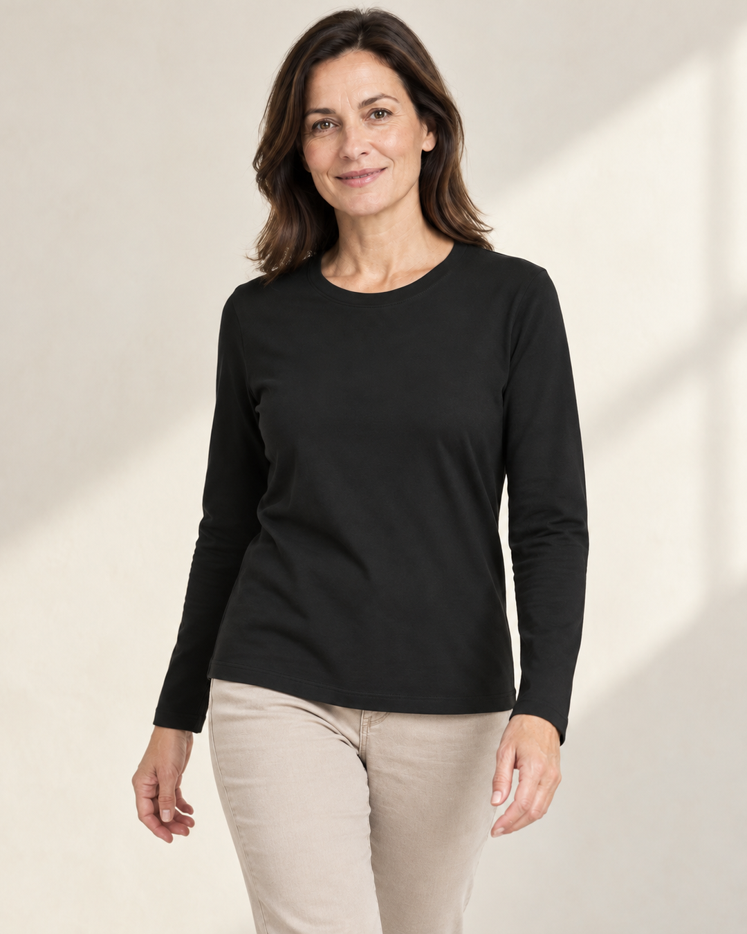 Sitztgut Longsleeve für Damen aus Bio-Baumwolle mit Rundhals in Schwarz am Model