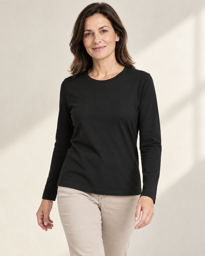 Sitztgut Longsleeve für Damen aus Bio-Baumwolle mit Rundhals in Schwarz am Model