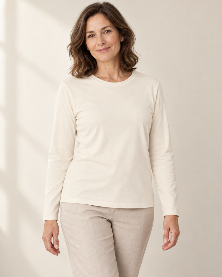 Sitztgut Longsleeve für Damen aus Bio-Baumwolle mit Rundhals in Natur am Model