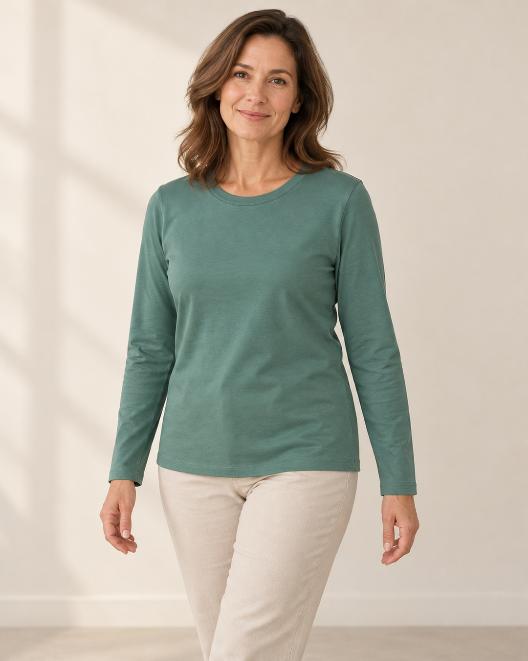 Sitztgut Longsleeve für Damen aus Bio-Baumwolle mit Rundhals in Grün am Model