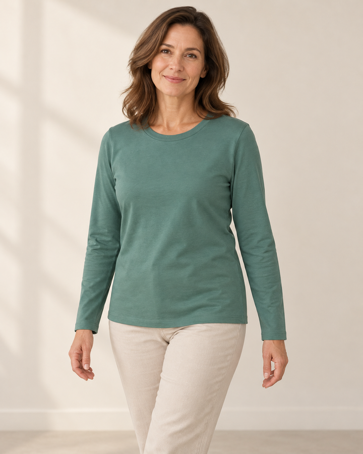 Sitztgut Longsleeve für Damen aus Bio-Baumwolle mit Rundhals in Grün am Model