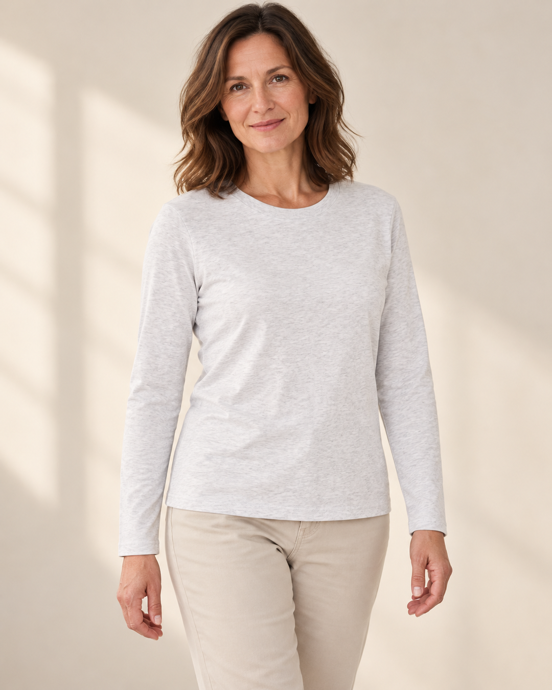 Sitztgut Longsleeve für Damen aus Bio-Baumwolle mit Rundhals in Hellgrau meliert am Model