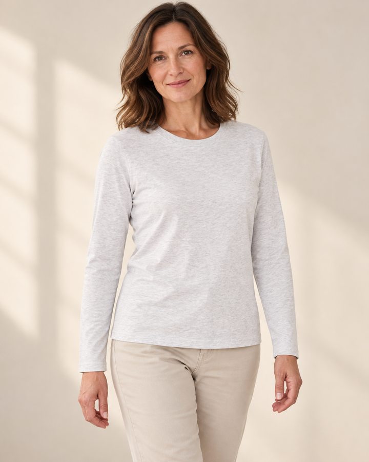 Sitztgut Longsleeve für Damen aus Bio-Baumwolle mit Rundhals in Hellgrau meliert am Model