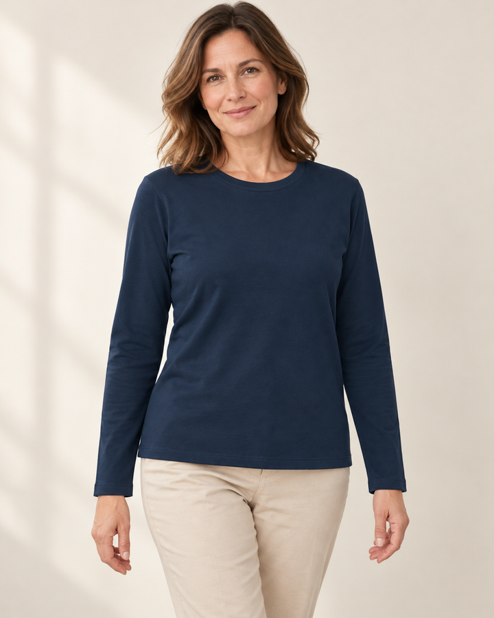Sitztgut Longsleeve für Damen aus Bio-Baumwolle mit Rundhals in Marine am Model