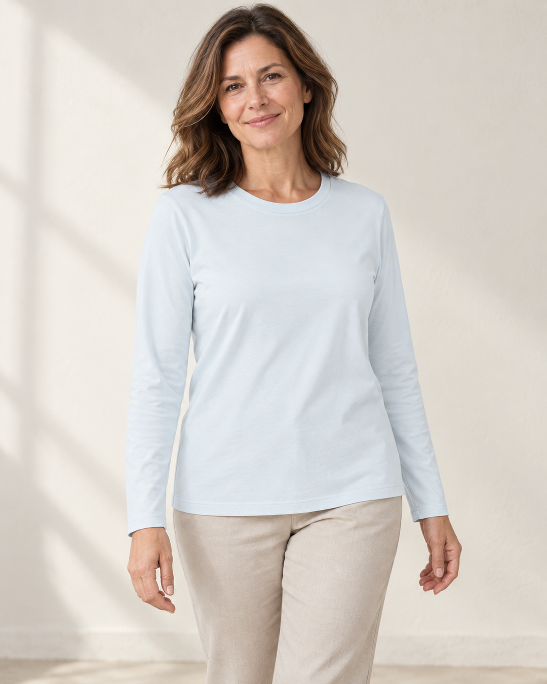 Sitztgut Longsleeve für Damen aus Bio-Baumwolle mit Rundhals in Eisblau am Model