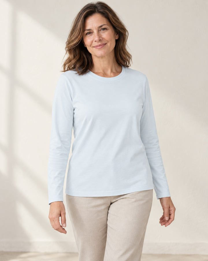 Sitztgut Longsleeve für Damen aus Bio-Baumwolle mit Rundhals in Eisblau am Model