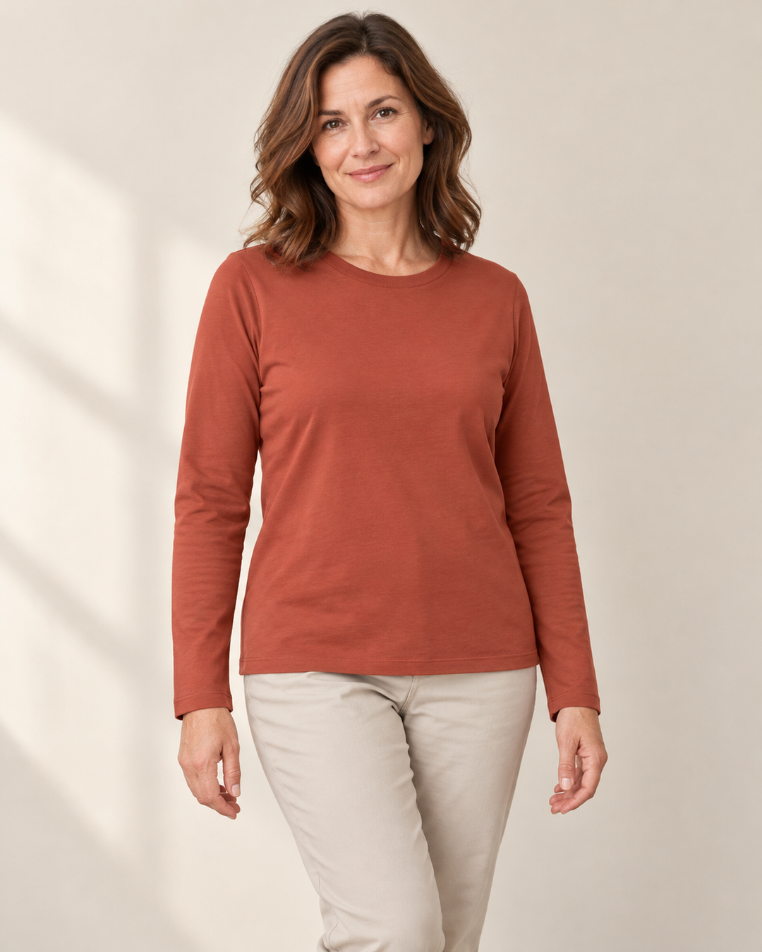 Sitztgut Longsleeve für Damen aus Bio-Baumwolle mit Rundhals in Braun am Model