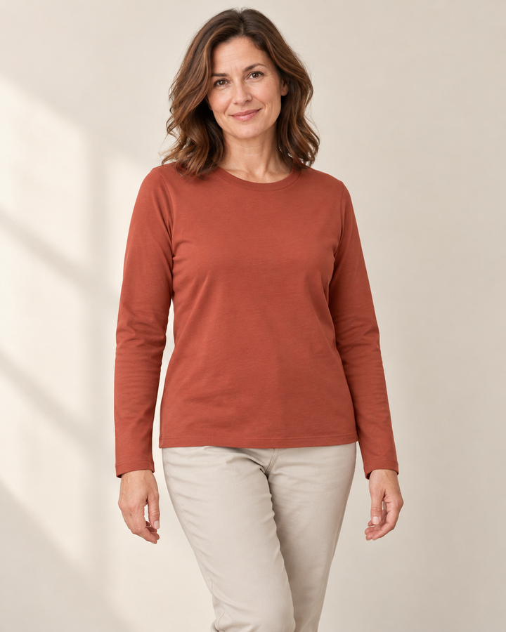 Sitztgut Longsleeve für Damen aus Bio-Baumwolle mit Rundhals in Braun am Model
