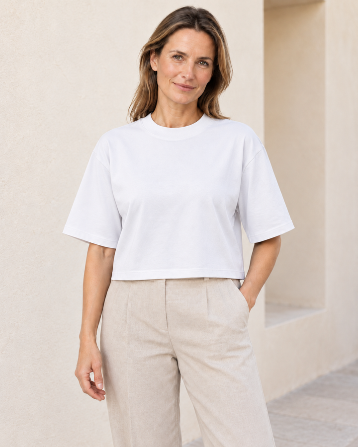 Sitztgut Cropped T-Shirt für Damen in Weiß am Model