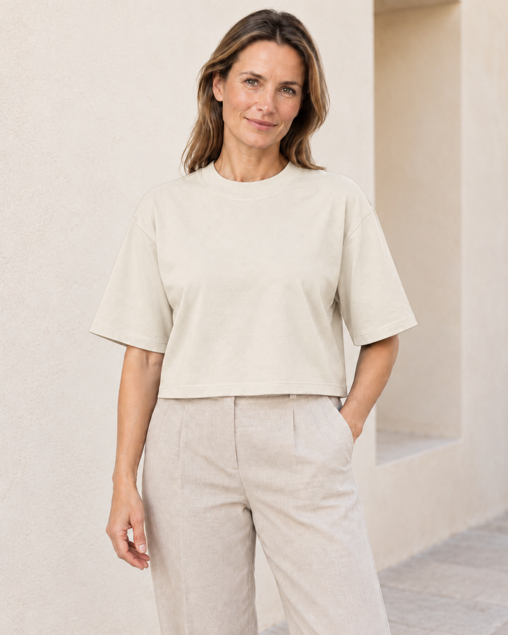 Sitztgut Cropped T-Shirt für Damen in Natur am Model