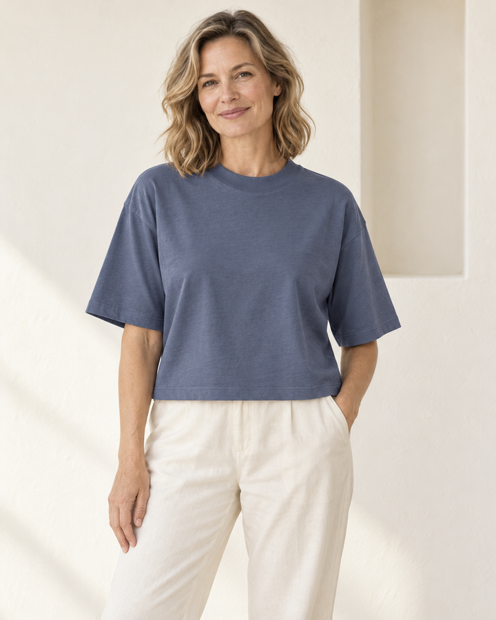 Sitztgut Cropped T-Shirt für Damen in Blaugrau am Model