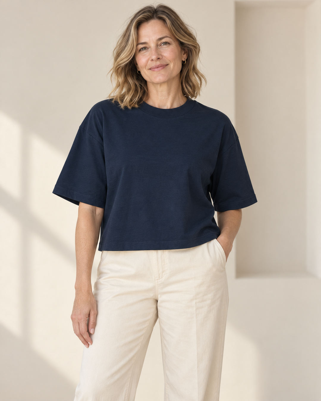 Sitztgut Cropped T-Shirt für Damen in Marine am Model