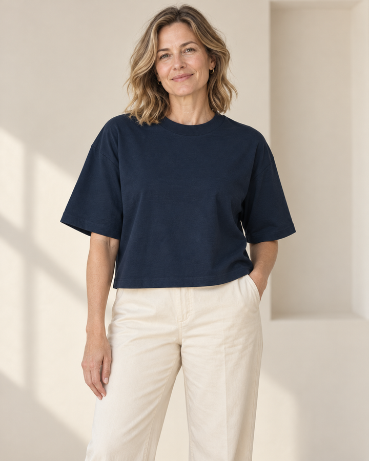 Sitztgut Cropped T-Shirt für Damen in Marine am Model