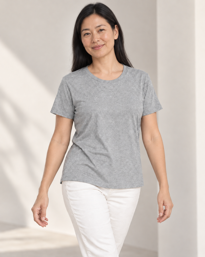Sitztgut Damen T-Shirt aus Baumwolle und Modal in Grau meliert am Model