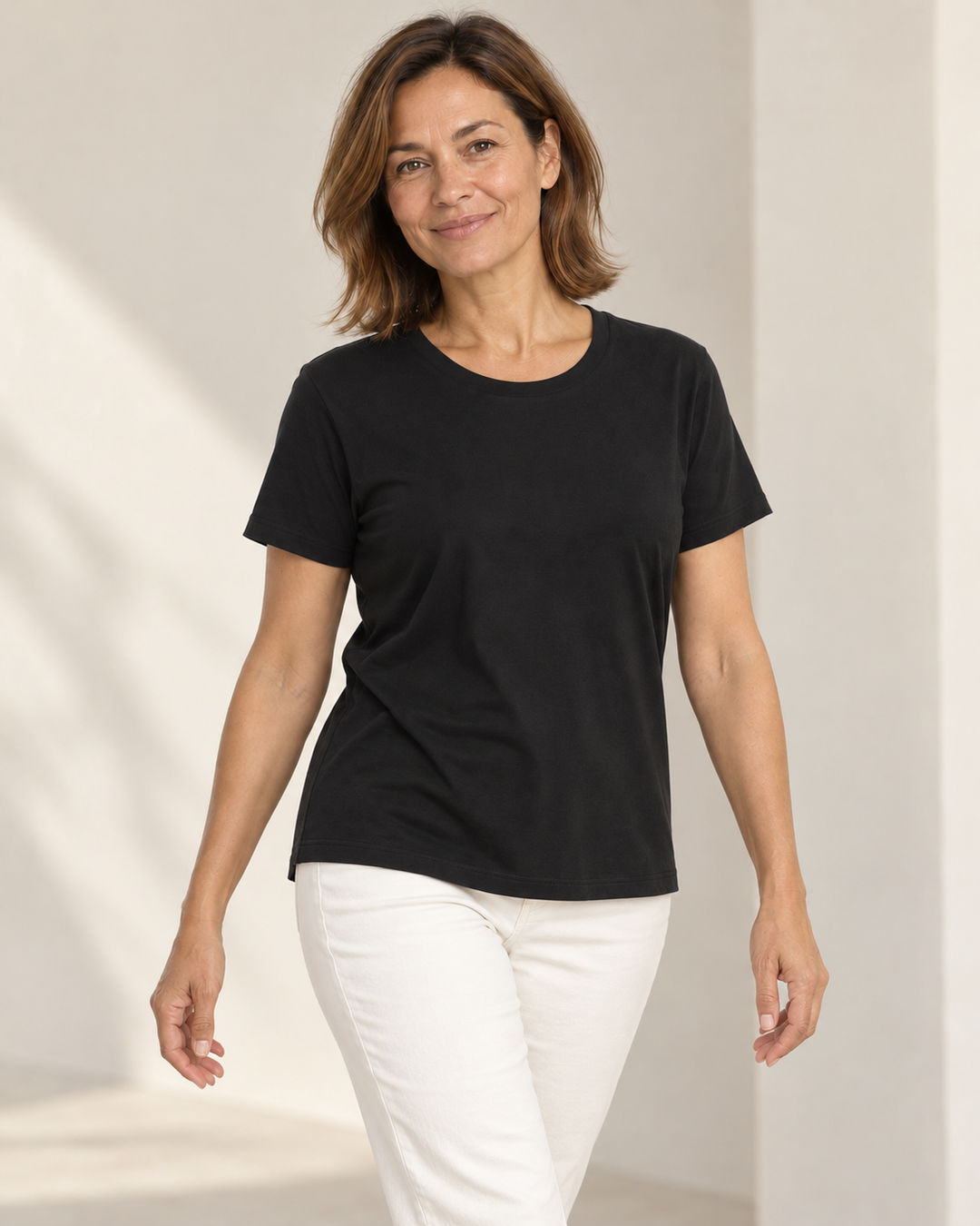 Sitztgut T-Shirt für Damen aus Baumwolle und Modal, locker geschnitten in Schwarz am Model