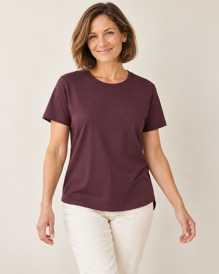 Sitztgut T-Shirt für Damen aus Baumwolle und Modal, locker geschnitten in Dunkelpflaume am Model