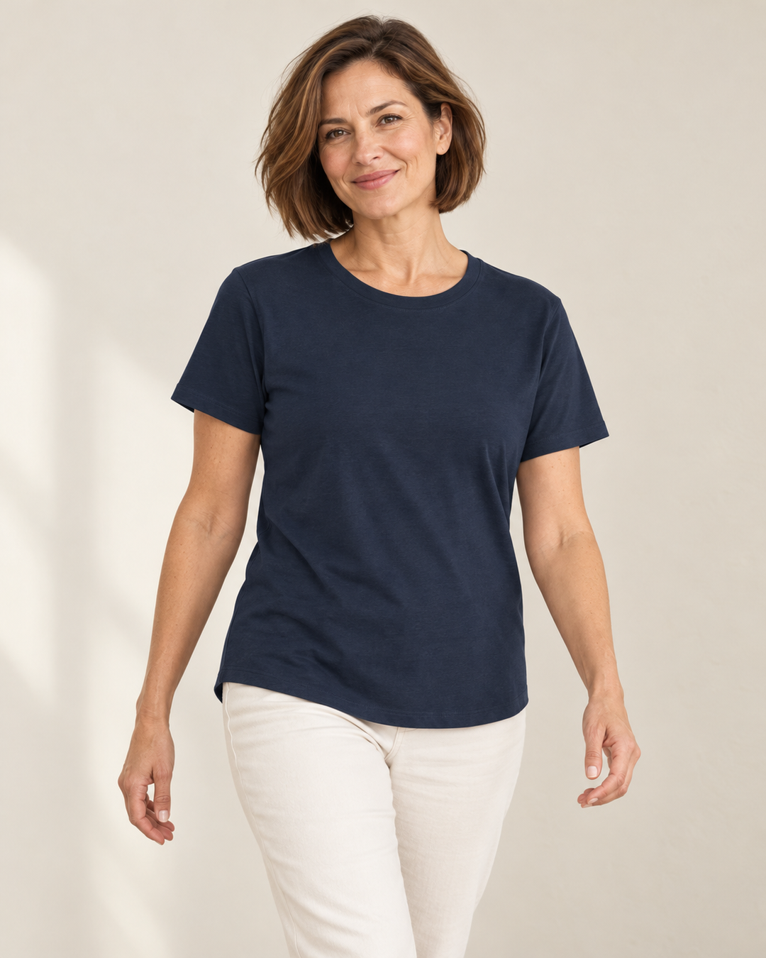Sitztgut T-Shirt für Damen aus Baumwolle und Modal, locker geschnitten in Marine am Model