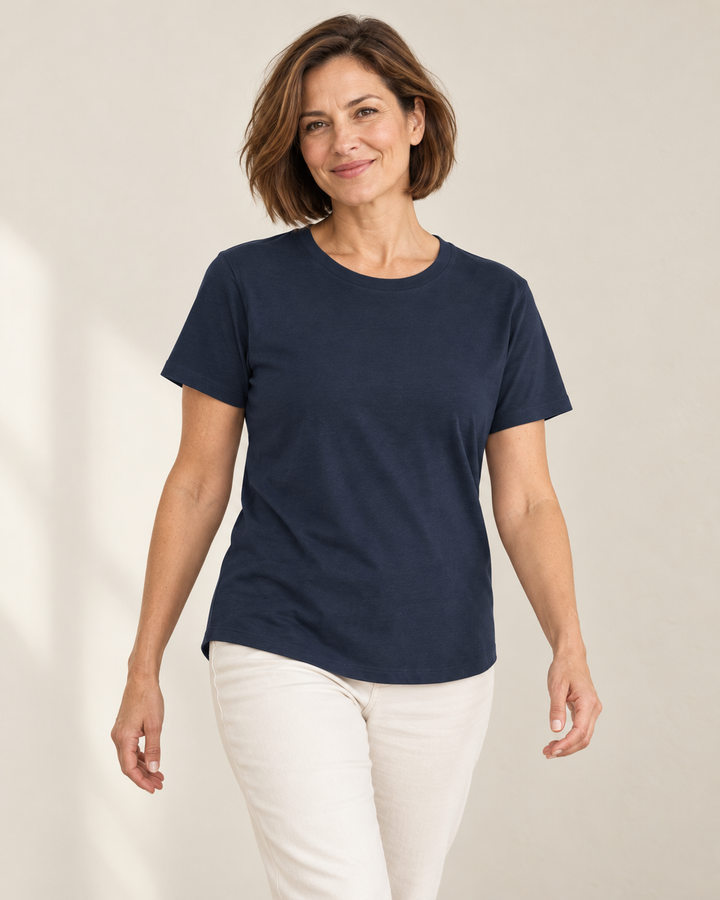 Sitztgut T-Shirt für Damen aus Baumwolle und Modal, locker geschnitten in Marine am Model