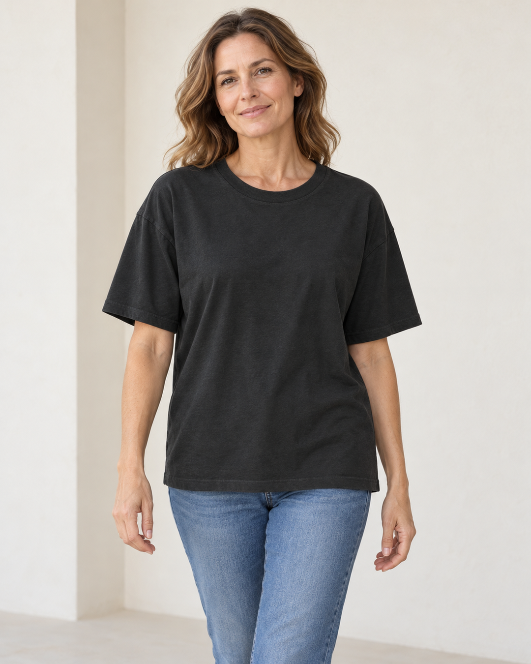 Sitztgut T-Shirt für Damen aus Bio-Baumwolle mit Vintage-Optik in Schwarz Vintage am Model