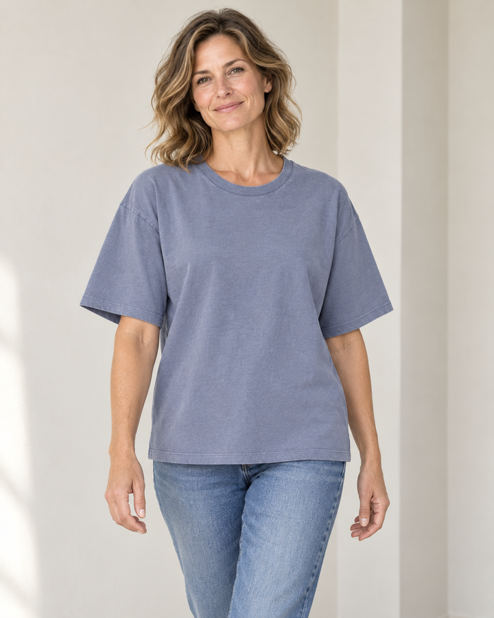 Sitztgut T-Shirt für Damen aus Bio-Baumwolle mit Vintage-Optik in Blaugrau Vintage am Model